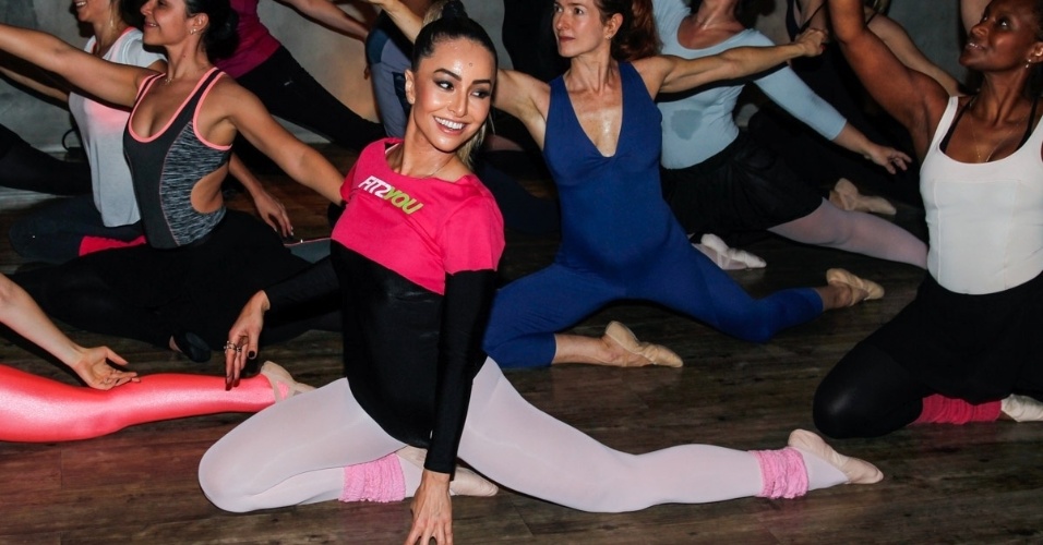 16.ago.2014 - Sabrina Sato mostra que tem alongamento em uma aula de balé diferente, o "Power Dance Ballet", em sua academia de São Paulo