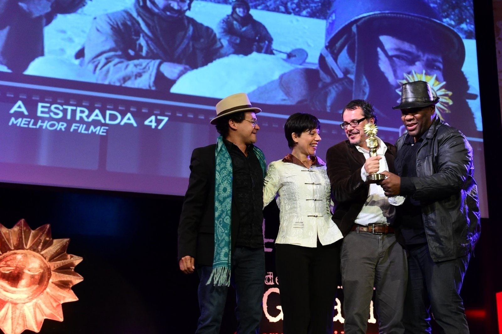 16.ago.2014 - Equipe de "A Estrada 47", de Vicente Ferraz, posa para foto após o filme receber o Kikito de melhor longa-metragem na 42º edição do Festival de Gramado - Alex Palarea/AgNews