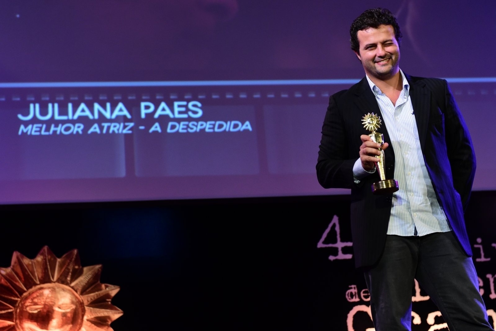 16.ago.2014 - O diretor Marcelo Galvão recebe Kikito de melhor atriz para Juliana Paes, ausente na premiação. O cineasta também saiu do Festival de Gramado com o prêmio de melhor diretor por "A Despedida" - Alex Palarea/AgNews