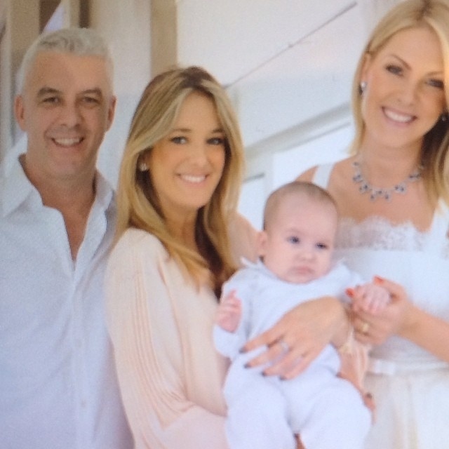 17.ago.2014 - Ticiane Pinheiro publica foto ao lado de Ana Hickmann, o filho Alexandre e o marido Alexandre Correa