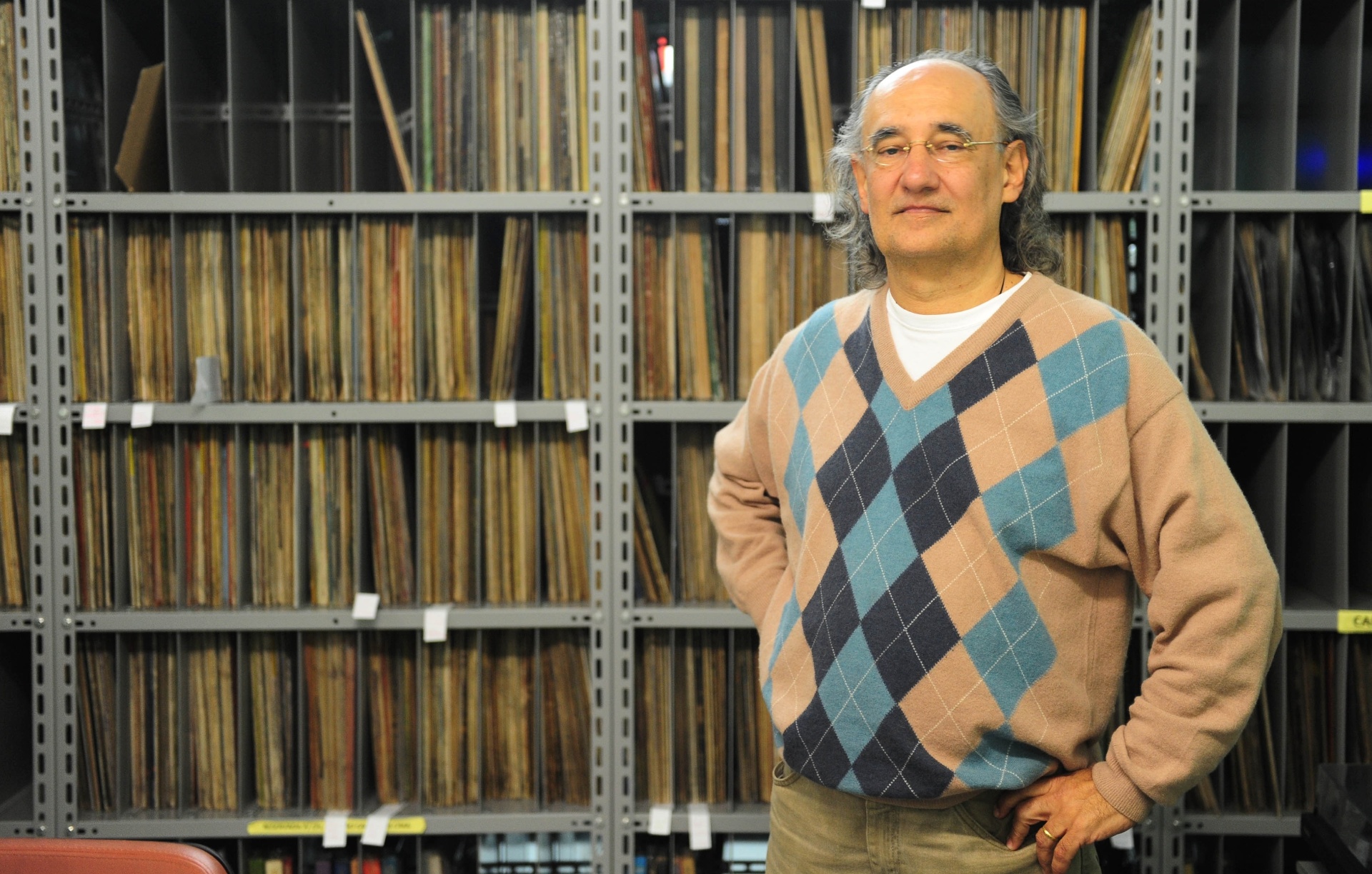 15.ago.2014 - Zero Freitas, empresário, sonoplasta e colecionador de vinil - Junior Lago/UOL