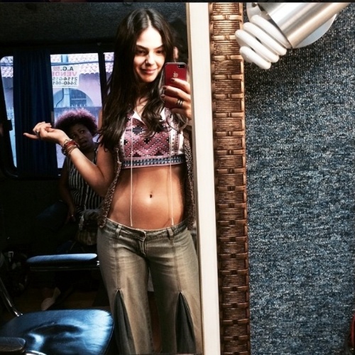18.ago.2014- Isis Valverde mostra boa forma com a barriga de fora usando o figurino de sua personagem de "Boogie Oogie": "Sandroca! Hoje tem!", escreveu a atriz no Instagram