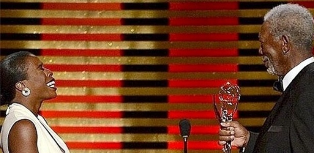 Uzo Aduba recebe prêmio Emmy das mãos do ator Morgan Freeman