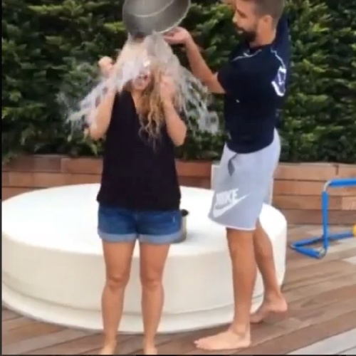 19.ago.2014 -  A cantora Shakira aceita o desafio do gelo em prol da campanha Ice Bucket Challenge que visa arrecadar doações para uma instituição beneficente no combate à esclerose lateral amiotrófica