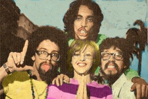 Edy Star (blusa amarela), Raul Seixas (à direita), Sérgio Sampaio (acima) e Miriam Batucada na época do álbum "Sociedade da Grã-Ordem Kavernista Apresenta Sessão das 10" (1971) - Reprodução