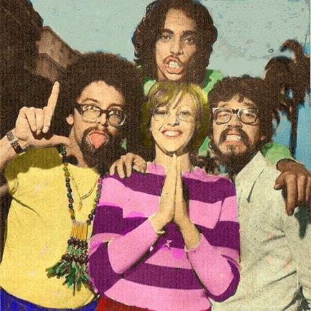 Edy Star (blusa amarela), Raul Seixas (à direita), Sérgio Sampaio (acima) e Miriam Batucada na época do álbum "Sociedade da Grã-Ordem Kavernista Apresenta Sessão das 10" (1971) - Reprodução - Reprodução
