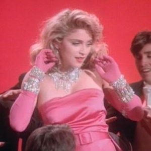 Vestido e joias usados por Madonna no clipe de "Material Girl" serão leioados