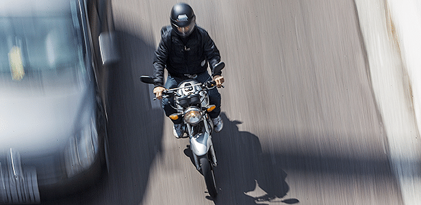 Moto é mais limitada, em tamanho e segurança, e exige maior habilidade na condução - Apu Gomes/Folhapress - 26-08-2013