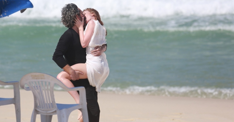 20.ago.2014 - Alexandre Nero e Marina Ruy Barbosa gravam cenas quentes na praia da Reserva, no Rio de Janeiro, para a novela "Império"