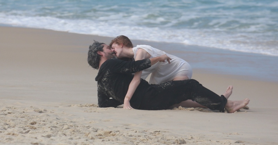 20.ago.2014 - Alexandre Nero e Marina Ruy Barbosa gravam cenas quentes nas areias da praia da Reserva, no Rio de Janeiro, para a novela "Império"