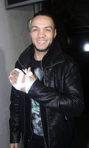 20.ago.2014 - O cantor Belo apareceu na gravação do DVD de Simony com uma tala na mão esquerda