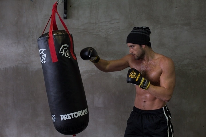 20.ago.2014 - Sérgio Marone encarnou lutador de MMA em ensaio feito para seu site pessoal. As fotos foram realizadas em uma academia no Rio
