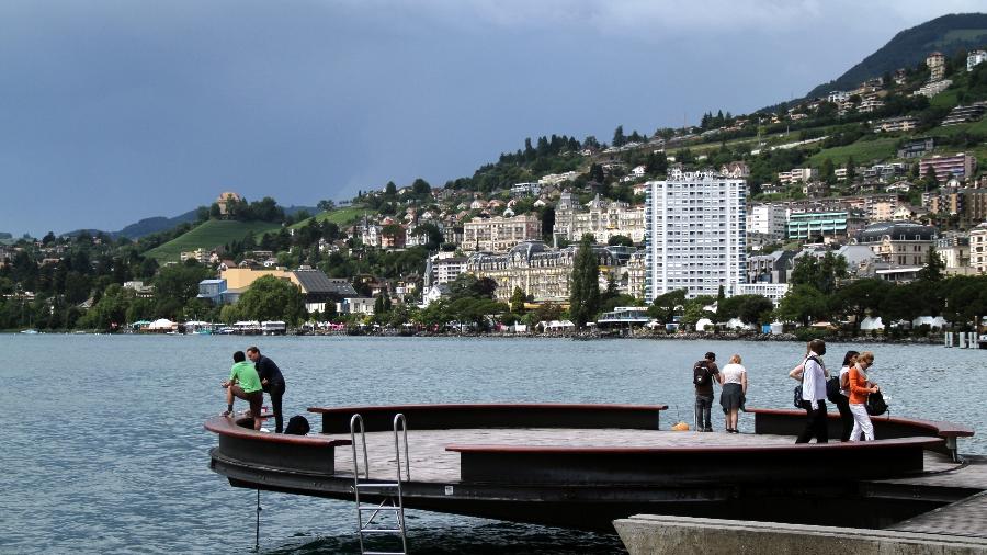 Centro de Montreux visto a partir do calçadão que margeia o Lago Genebra, na Suíça - Eduardo Vessoni/UOL