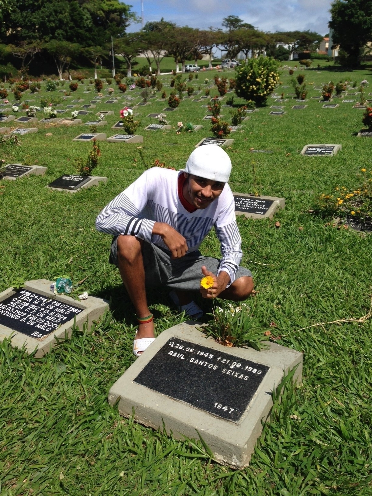 Fã Alex Ferreira posa em túmulo de Raul Seixas - Marcelo Barreto