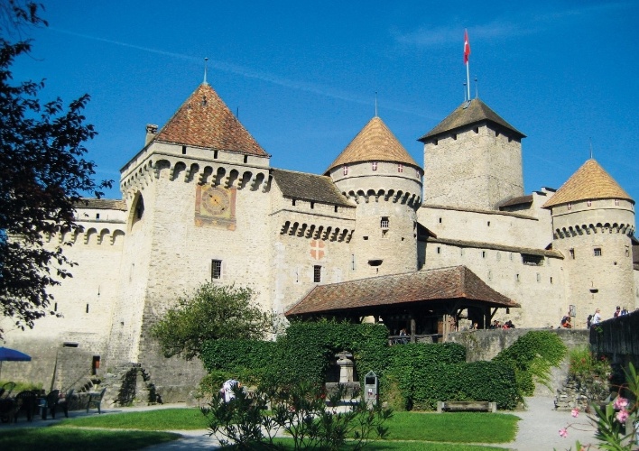 O Castelo de Chillon, em Veytaux, é uma construção amuralhada do século 13 que funciona como museu e é uma das atrações mais populares entre os viajantes que visitam a região de Montreux, na Suíça