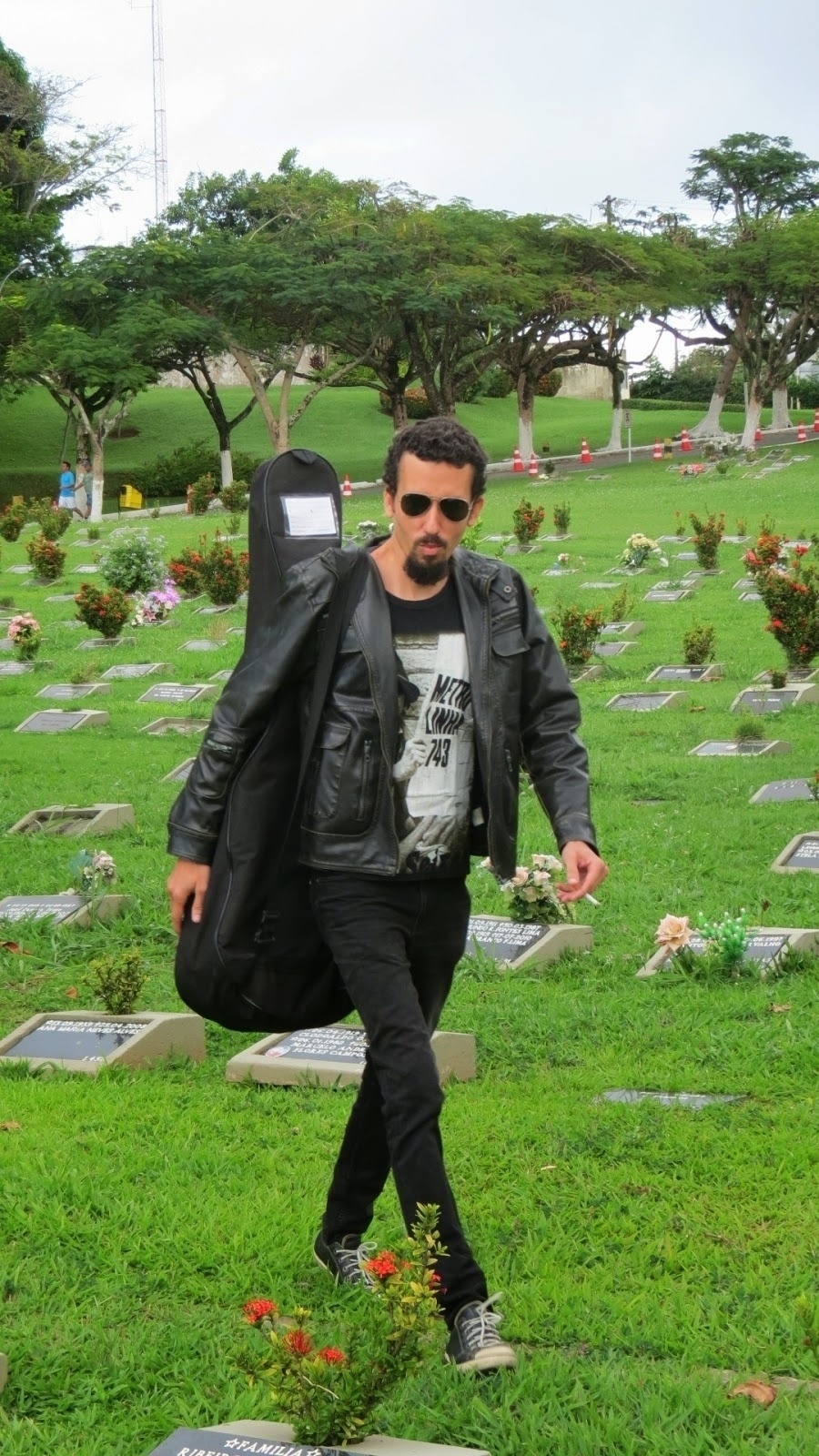 O cover de Raul Seixas Marcos Clement visita o Cemitério da Saudade, em Salvador - Marcelo Barreto