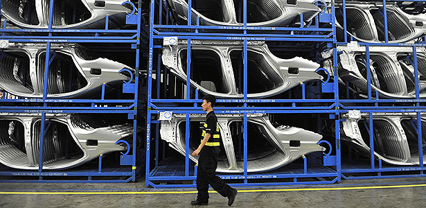 Trabalhador caminha em fábrica da BMW em Shenyang (China). Além de japonesas, fabricantes alemãs também estão sendo investigadas - Stringer/Reuters