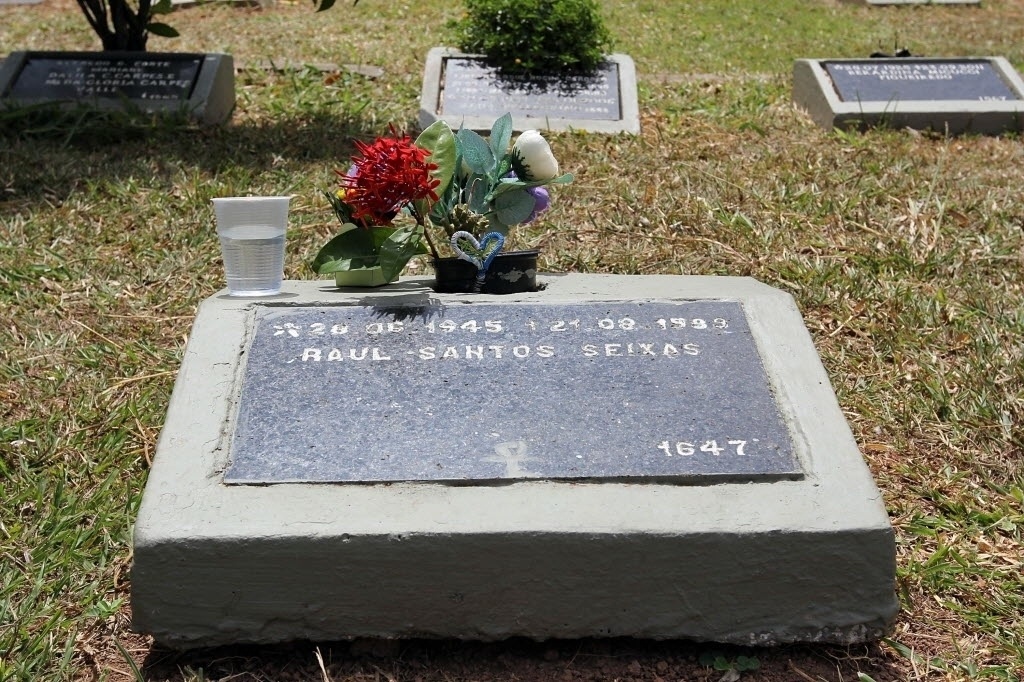 Túmulo de Raul Seixas, nno cemitério Jardim da Saudade, em Salvador - Leogump Carvalho/Frame