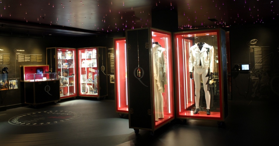Vista de uma das salas do Queen Studio Experience, pequeno museu de Montreux que abriga acervo dedicado à trajetória da banda britânica Queen, onde é possível ver figurinos dos integrantes, instrumentos usados nos shows e gravações de discos, e objetos como material promocional, cartazes e capas de Lps