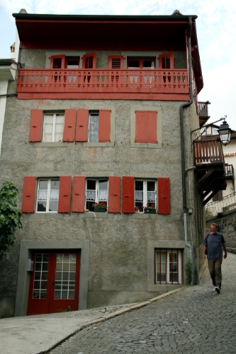 Vista do centro histórico de Montreux, bairro que abriga um casario histórico bem preservado cortado por ruas estreitas e de onde se tem uma das vistas panorâmicas mais impressionantes da região da Riveira de Montreux