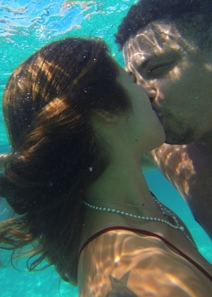 Ronaldo e Paula Morais se beijam debaixo d'água em Formentera, na Espanha