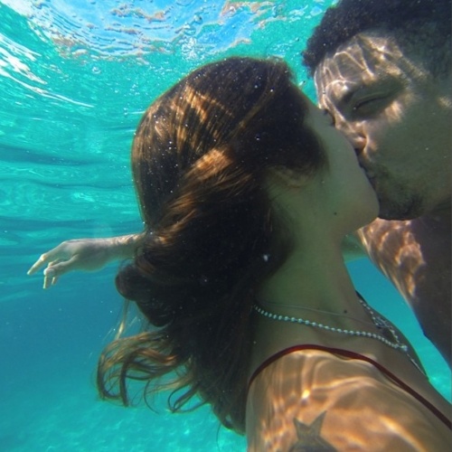 21.ago.2014- Ronaldo e Paula Morais se beijam debaixo d´ água em Formentera, na Espanha