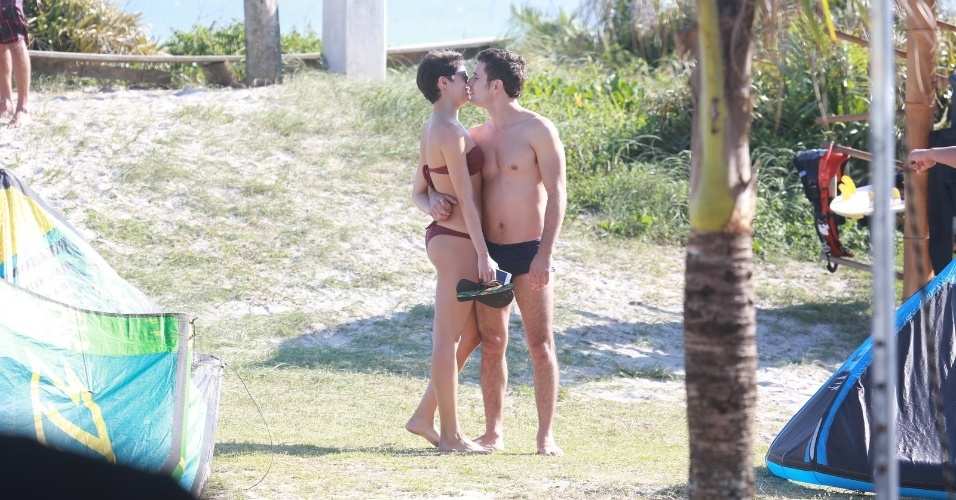21.ago.2014- Sophie Charlotte e Daniel de Oliveira trocam beijos apaixonados no intervalo das gravações de cenas de "O Rebu"