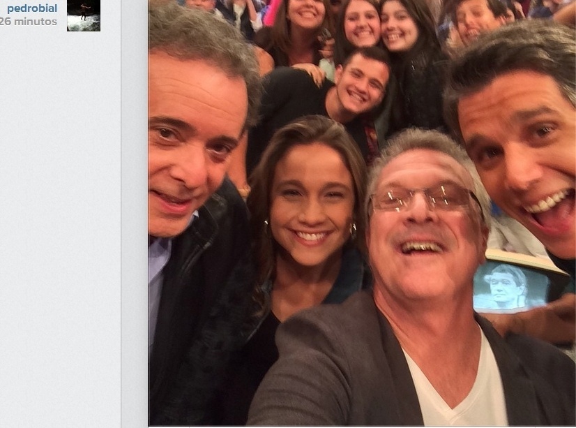21.ago.2014- Tony Ramos, Fernanda Gentil, Pedro Bial e Márcio Garcia fazem selfie no intervalo de gravação dos 