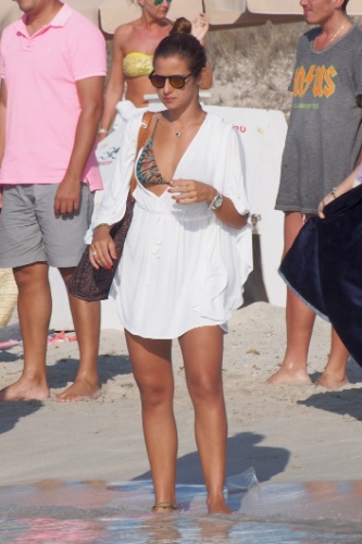 21.ago.2014 - Com saída de praia branca, a DJ Paula Morais aproveita dia de praia em Formentera, na Espanha. Ela estava lá com o noivo, Ronaldo