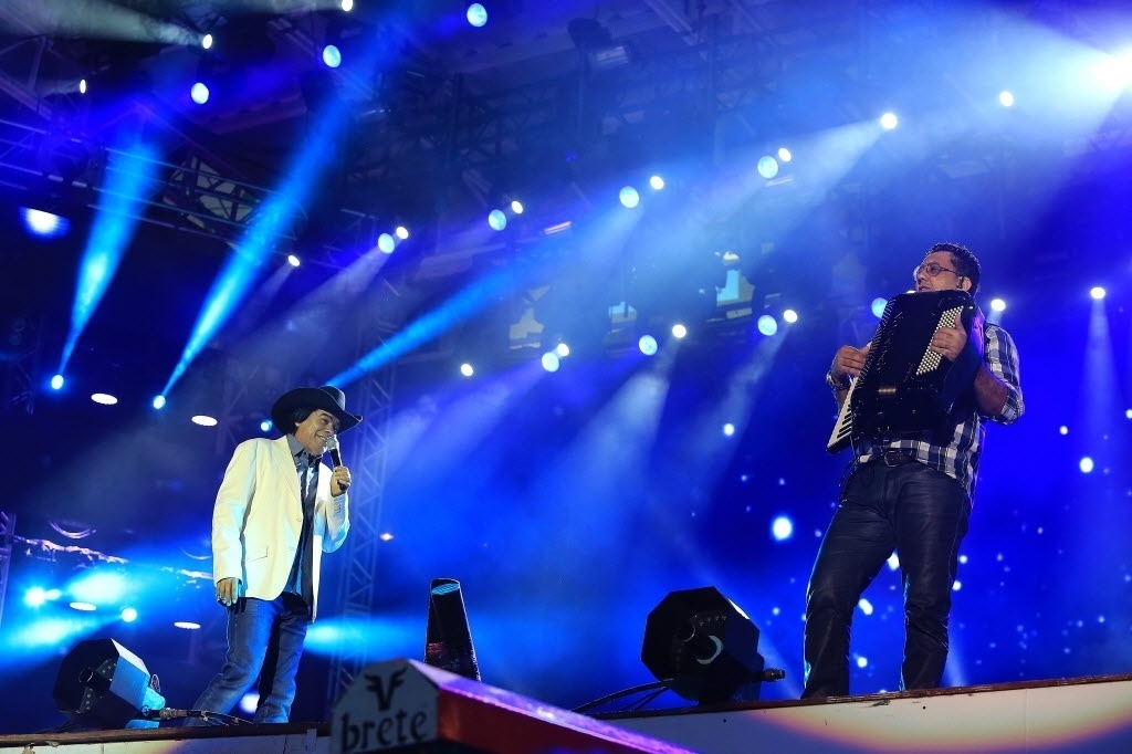 21.ago.2014 - Mulheres bonitas, show e figuras bizarras são destaque do primeiro dia da Festa do Peão de Barretos 2014, no interior de São Paulo, na noite desta quinta-feira - Silva Junior/UOL