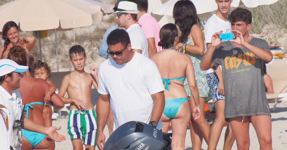 21.ago.2014 - O ex-jogador de futebol Ronaldo curte dia de praia em Formentera, na Espanha. Ele estava acompanhado da noiva, a DJ Paula Morais