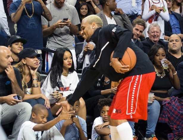 Rihanna assiste a partida de basquete com seu ex-namorado, o cantor Chris Brown
