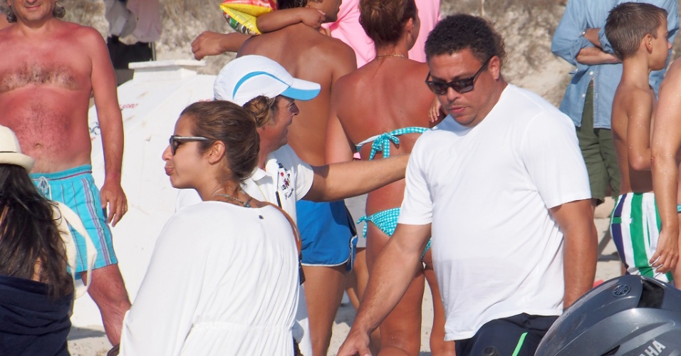 21.ago.2014 - Ronaldo e Paula Morais entram em barco enquanto passam dia em praia na ilha de Formentera, na Espanha
