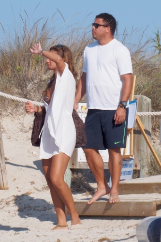 21.ago.2014 - Ronaldo e sua noiva, a DJ Paula Morais, se divertem em praia na ilha de Formentera, na Espanha
