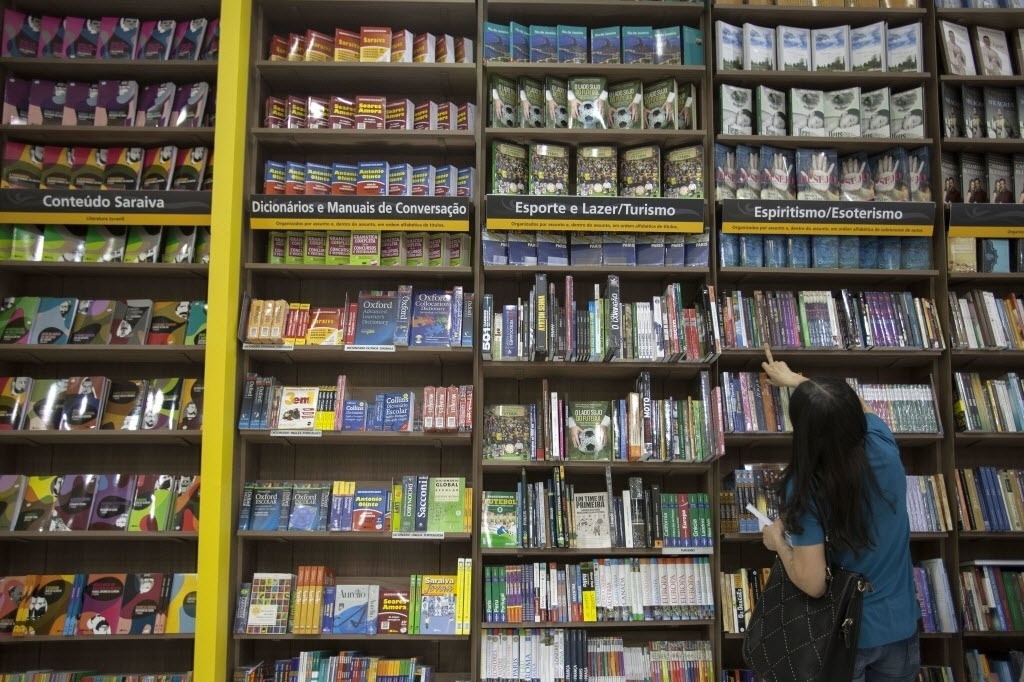 22.ago.2014 - Mulher observa estante de livros na 23ª Bienal Internacional do Livro de São Paulo no  Pavilhão de Eventos do Anhembi - EFE
