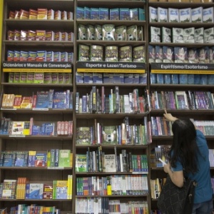 22.ago.2014 - Mulher observa estante de livros na 23ª Bienal Internacional do Livro de São Paulo no  Pavilhão de Eventos do Anhembi - EFE