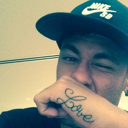 22.ago.2014 - Neymar exibiu nova tatuagem feita na mão. O jogador escreveu a palavra "Love" que significa em português "Amor"