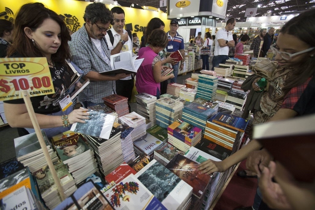 22.ago.2014 - Visitantes na 23ª Bienal Internacional do Livro de São Paulo no  Pavilhão de Eventos do Anhembi - EFE