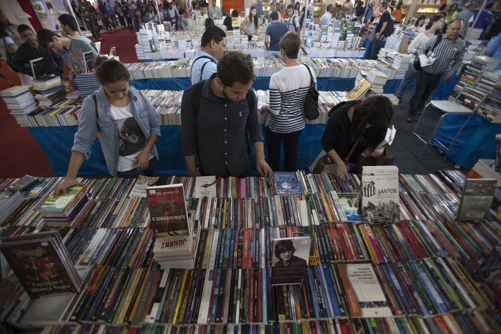 22.ago.2014 - Visitantes na 23ª Bienal Internacional do Livro de São Paulo no  Pavilhão de Eventos do Anhembi - EFE
