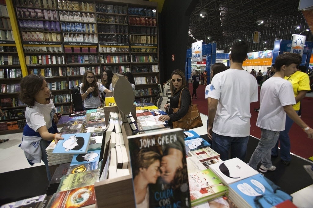 22.ago.2014 - Visitantes na 23ª Bienal Internacional do Livro de São Paulo no  Pavilhão de Eventos do Anhembi - EFE