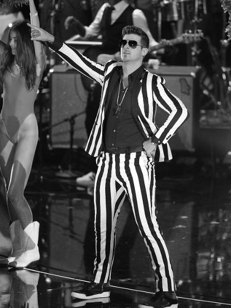 25.ago.2013 - Robin Thicke canta "Blurred Lines" no palco do VMA 2013 - Getty Images