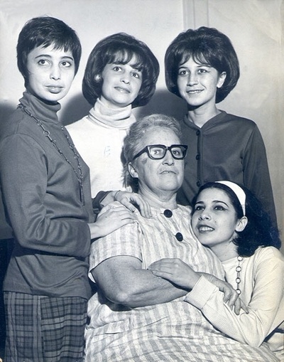 Cyva, Cybele, Cynara e Cylene em companhia de sua mãe, Dona Iazinha - Divulgação