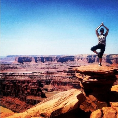 Fernanda Machado faz pose de ioga na beira de um precipício nos EUA