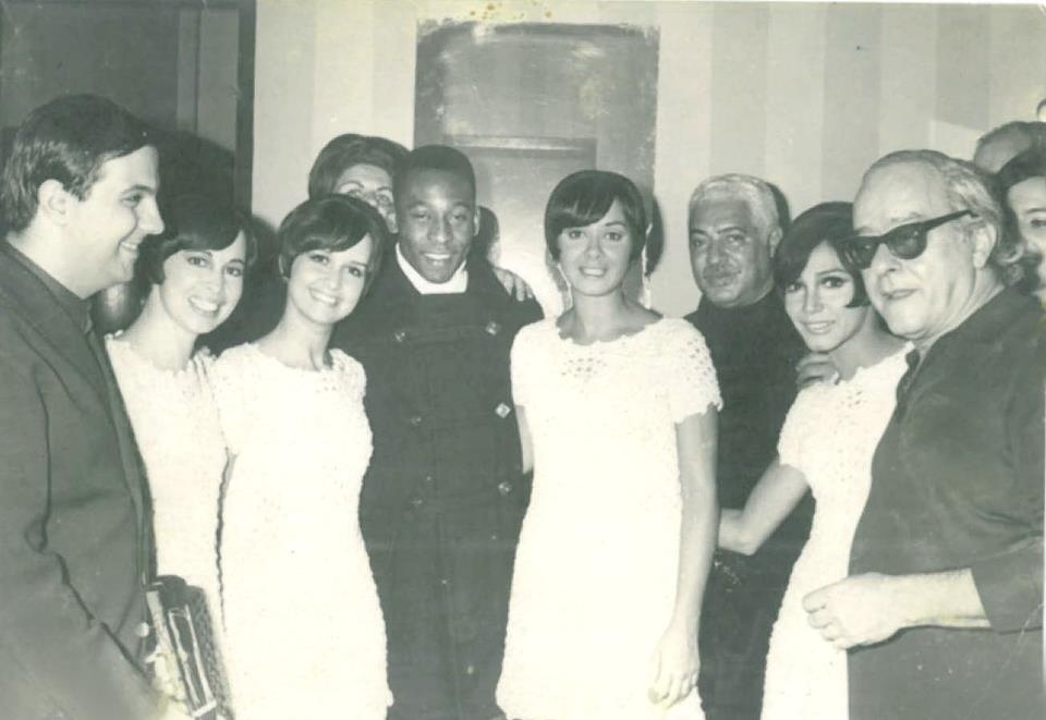 O conjunto musical Quarteto em.Cy aparece em foto com Pelé - Divulgação