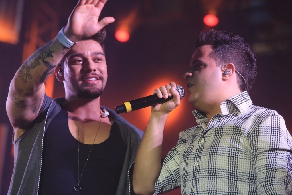 22.ago.2014 - Lucas Lucco canta ao lado de João Neto, da dupla João Neto & Frederico, no segundo dia da Festa do Peão de Barretos 2014, no interior de São Paulo, na noite desta sexta-feira - Silva Junior/UOL