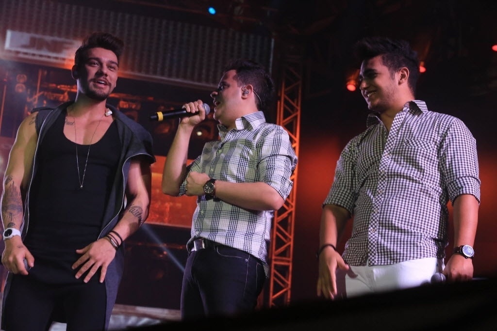 22.ago.2014 - Lucas Lucco faz um dueto com a dupla João Neto & Frederico no segundo dia da Festa do Peão de Barretos 2014, no interior de São Paulo, na noite desta sexta-feira - Silva Junior/UOL