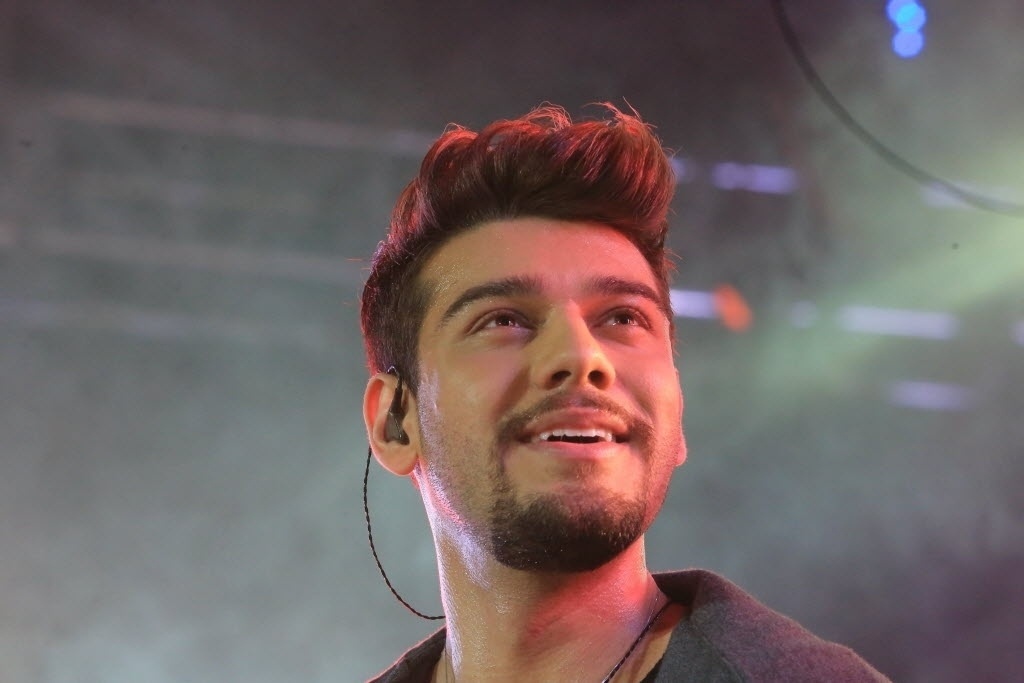 22.ago.2014 - Mais novo galã da música sertaneja, Lucas Lucco causa histeria de fãs no segundo dia da Festa do Peão de Barretos 2014, no interior de São Paulo, na noite desta sexta-feira - Silva Junior/UOL