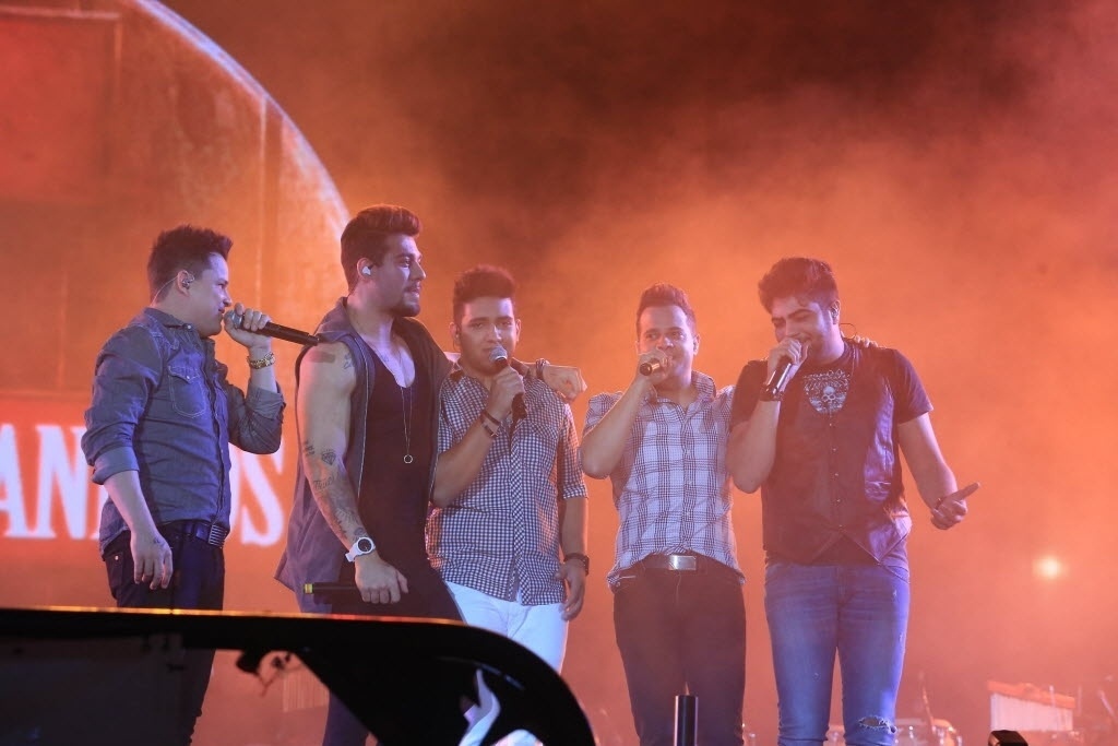 22.ago.2014 - O encontro sertanejo entre Lucas Lucco e as duplas João Neto & Frederico e Henrique & Juliano no segundo dia da Festa do Peão de Barretos 2014, no interior de São Paulo, na noite desta sexta-feira - Silva Junior/UOL