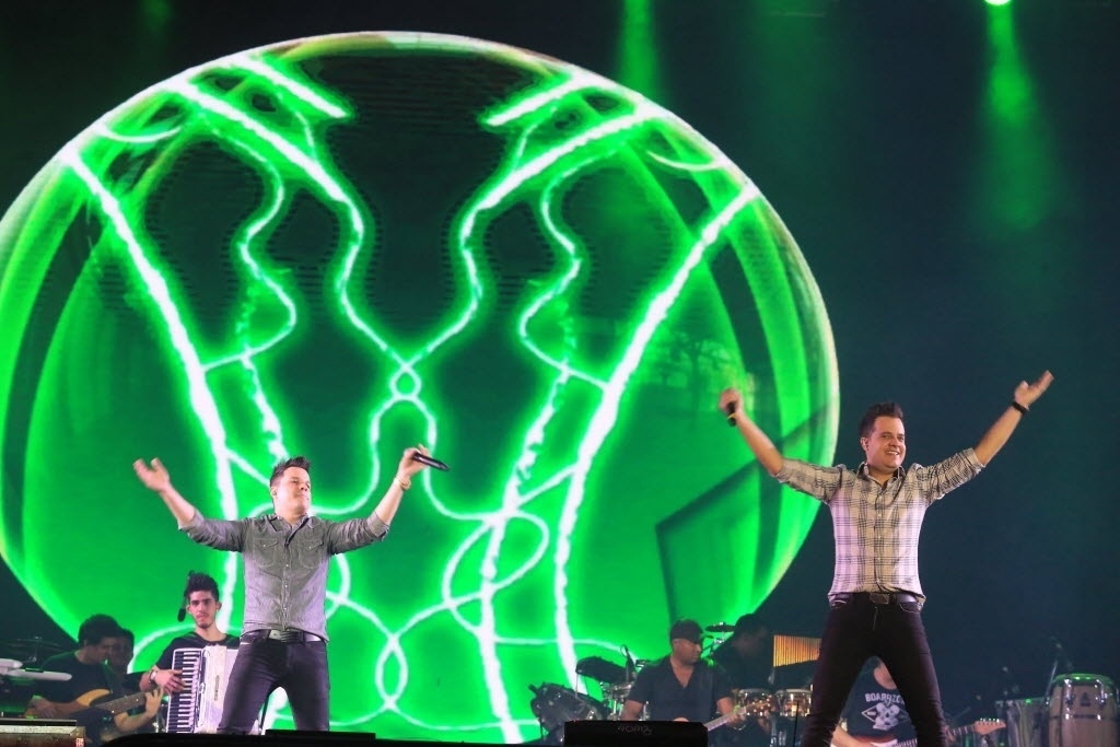 22.ago.2014 - Os sertanejos João Neto & Frederico animam a plateia do segundo dia da Festa do Peão de Barretos 2014, no interior de São Paulo, na noite desta sexta-feira - Silva Junior/UOL