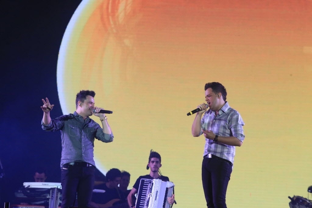 22.ago.2014 - Os sertanejos João Neto & Frederico animam a plateia do segundo dia da Festa do Peão de Barretos 2014, no interior de São Paulo, na noite desta sexta-feira - Silva Junior/UOL